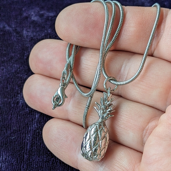 Vintage Silver Plated Tropical Pineapple Pendant On A Snake Chain - Picture 3 of 6